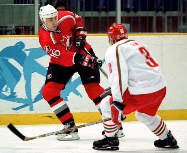 Canada's Trevor Linden competes in hockey action against Belarus at the 1998 Winter Olympics in Nagano. (CP Photo/COA/ F. Scott Grant )