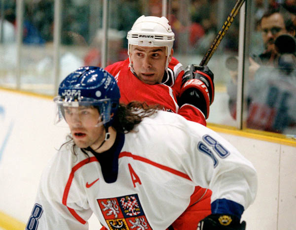 Canada's Trevor Linden (behind) competes in hockey action against Jaromir Jagr of the Czech Republic at the 1998 Winter Olympics in Nagano. (CP Photo/COA/ F. Scott Grant )