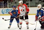 Canada's Eric Lindros (left) celebrates a goal during hockey action against the Czech Republic at the 1998 Winter Olympics in Nagano. (CP Photo/COA/ F. Scott Grant )