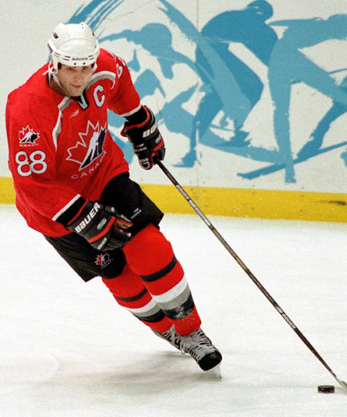 Canada's Eric Lindros competes in hockey action at the 1998 Winter Olympics in Nagano. (CP Photo/COA/ F. Scott Grant )