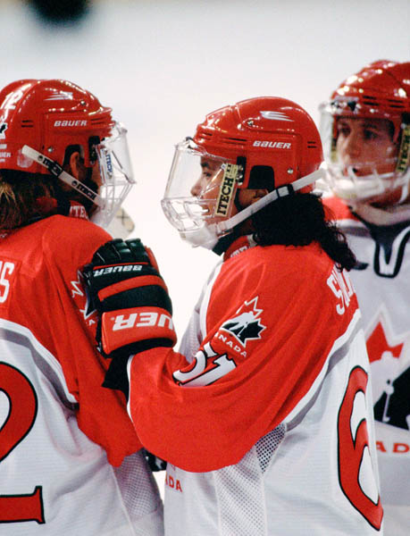 Canada's Vicky Sunohara (centre) competes in women hockey action at the 1998 Nagano Winter Olympics. (CP PHOTO/COA/Mike Ridewood)
