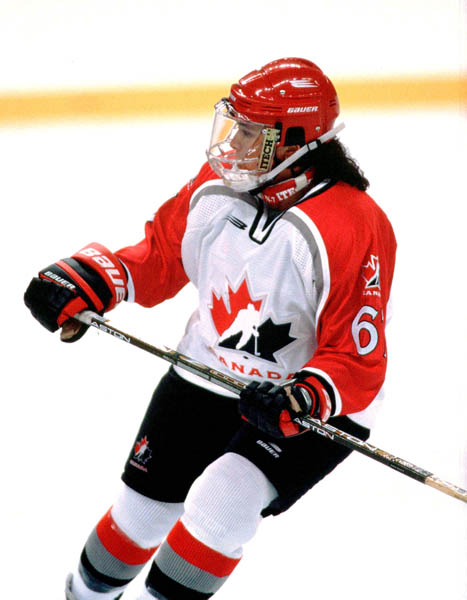 Canada's Vicky Sunohara competes in women hockey action at the 1998 Nagano Winter Olympics. (CP PHOTO/COA/Mike Ridewood)