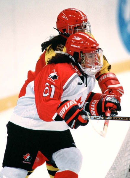 Canada's Vicky Sunohara competes in women hockey action at the 1998 Nagano Winter Olympics. (CP PHOTO/COA/Mike Ridewood)