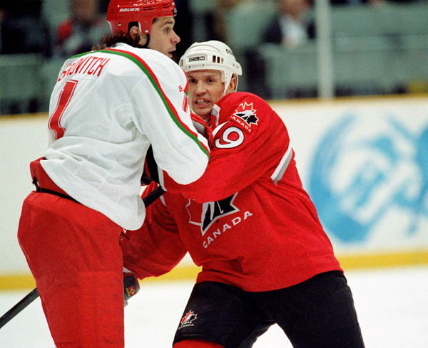 Canada's Steve Yzerman (right) competes in hockey action against the United States at the 1998 Winter Olympics in Nagano. (CP Photo/COA/ F. Scott Grant )