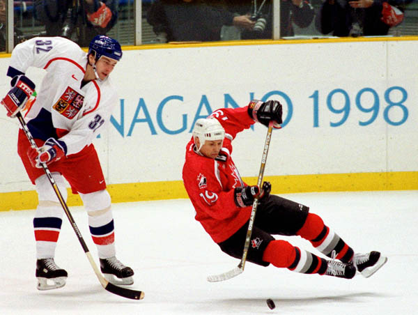 Canada's Steve Yzerman (19) competes in hockey action at the 1998 Winter Olympics in Nagano. (CP Photo/COA/ F. Scott Grant )