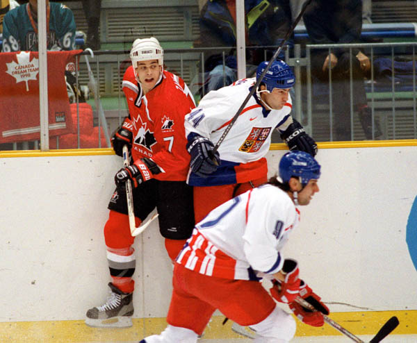 Canada's Rob Zamuner (7) competes in hockey action against the Czech Republic at the 1998 Winter Olympics in Nagano. (CP Photo/COA/ F. Scott Grant )