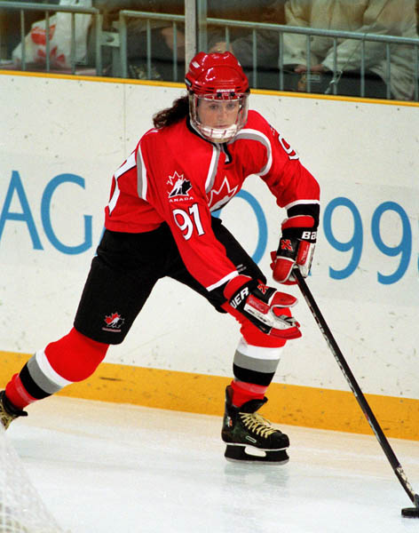 Canada's Geraldine Heaney (91) competes in women hockey action at the 1998 Nagano Winter Olympics. (CP PHOTO/COA/Mike Ridewood)
