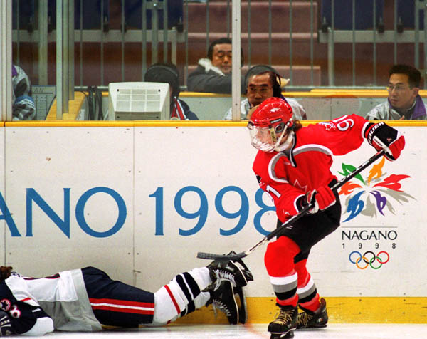 Canada's Geraldine Heaney (91) competes in women hockey action against the United States at the 1998 Nagano Winter Olympics. (CP PHOTO/COA/Mike Ridewood)