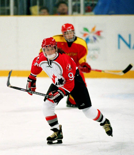 Canada's Geraldine Heaney (91) competes in women hockey action against China at the 1998 Nagano Winter Olympics. (CP PHOTO/COA/Mike Ridewood)