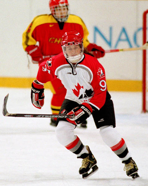 Canada's Geraldine Heaney (91) competes in women hockey action against China at the 1998 Nagano Winter Olympics. (CP PHOTO/COA/Mike Ridewood)
