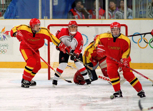 Canada's Jayna Hefford (centre) competes in women hockey action against China at the 1998 Nagano Winter Olympics. (CP PHOTO/COA/Mike Ridewood)