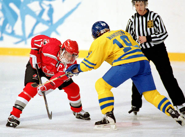 Canada's Stacy Wilson (17) competes in women hockey action against Sweden at the 1998 Nagano Winter Olympics. (CP PHOTO/COA/Mike Ridewood)