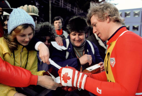 Jim Hunter du Canada signe des autographes lors des comptitions de saut  ski aux Jeux olympiques d'hiver d'Innsbruck de 1976. (Photo PC/AOC)