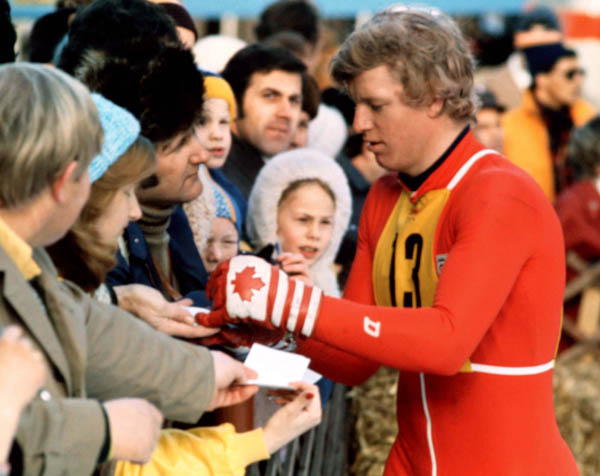 Jim Hunter du Canada signe des autographes lors des comptitions de saut  ski aux Jeux olympiques d'hiver d'Innsbruck de 1976. (Photo PC/AOC)