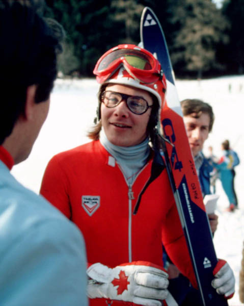 Dave Irwin du Canada donne une entrevue lors d'une preuve de ski alpin aux Jeux olympiques d'hiver d'Innsbruck de 1976. (Photo PC/AOC)