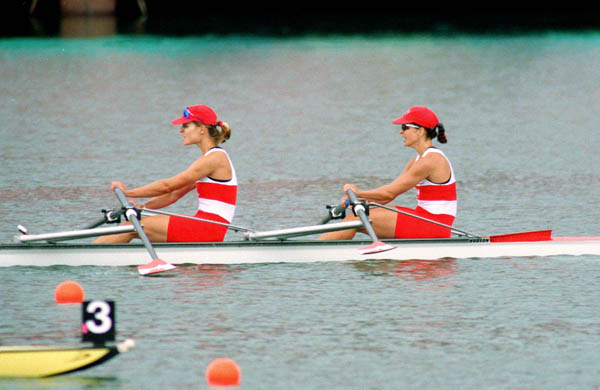 Canada's Katheen Heddle (left) and Marnie McBean compete in the 2x rowing event at the 1996 Olympic games in Atlanta. (CP PHOTO/ COA/ Claus Andersen)