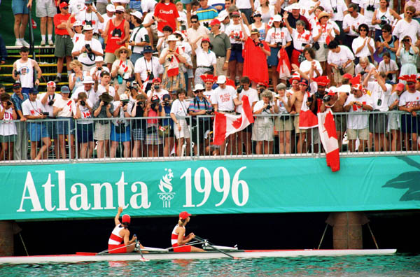 Canada's Katheen Heddle (right) and Marnie McBean compete in the 2x rowing event at the 1996 Olympic games in Atlanta. (CP PHOTO/ COA/ Claus Andersen)