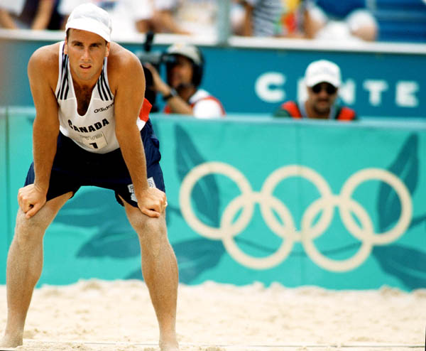 John Child du Canada participe  un tounoi de volleyball de plage aux Jeux olympiques d'Atlanta de 1996. (Photo PC/AOC)