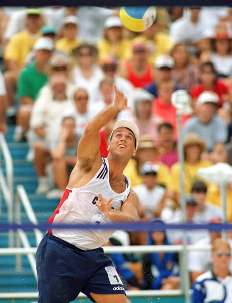 John Child du Canada participe  un tournoi de volleyball de plage aux Jeux olympiques d'Atlanta de 1996. (Photo PC/AOC)