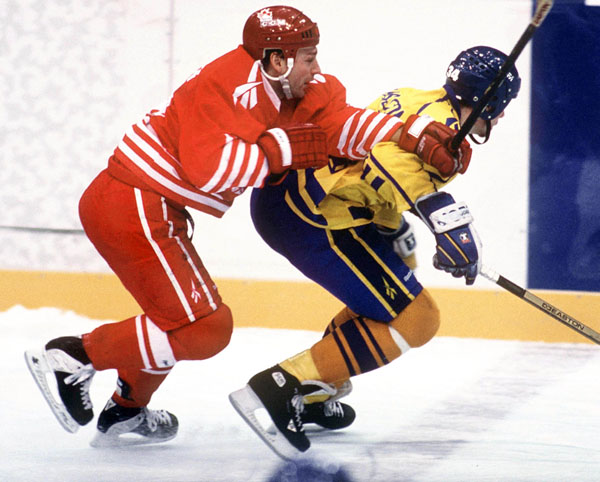 Canada's Wally Schreiber (left) participates in hockey action against Sweden at the 1994 Winter Olympics in Lillehammer. (CP Photo/COA/Claus Andersen)