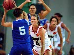 Sue Stewart du Canada (centre) participe  un match de basketball aux Jeux olympiques d'Atlanta de 1996. (Photo PC/AOC)