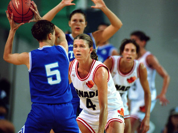 Bev Smith du Canada (4) participe  un match de basketball aux Jeux olympiques d'Atlanta de 1996.  (Photo PC/AOC)