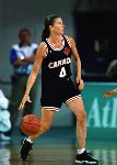 Sue Stewart du Canada (centre) participe  un match de basketball aux Jeux olympiques d'Atlanta de 1996. (Photo PC/AOC)