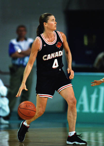 Bev Smith du Canada participe  un match de basketball aux Jeux olympiques d'Atlanta de 1996. (Photo PC/AOC)