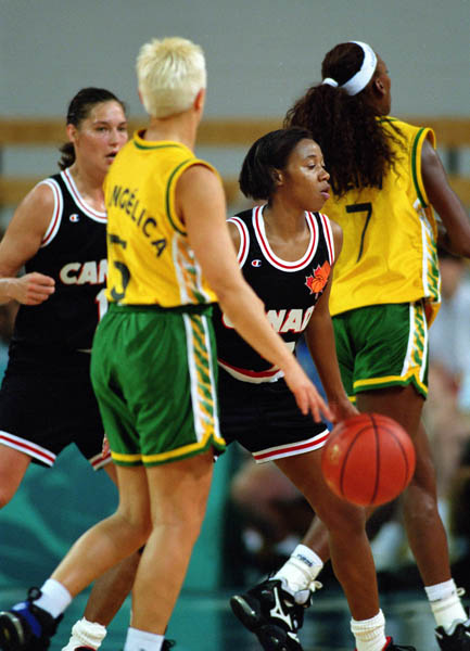 Sue Stewart du Canada (centre) participe  un match de basketball aux Jeux olympiques d'Atlanta de 1996. (Photo PC/AOC)