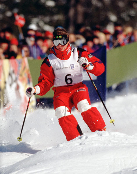 Katherina Kubenk du Canada participe  l'preuve des bosses en ski acrobatique aux Jeux olympiques d'hiver de Lillehammer de 1994. (Photo PC/AOC)
