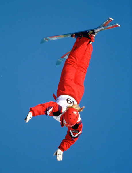 Katherina Kubenk du Canada participe  l'preuve de sauts en ski acrobatique aux Jeux olympiques d'hiver de Lillehammer de 1994. (Photo PC/AOC)
