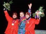 Philippe Laroche ( gauche) et Lloyd Langlois ( droite) du Canada clbrent respectivement leurs mdailles d'argent et de bronze remportes aux sauts en ski acrobatique aux Jeux olympiques d'hiver de Lillehammer de 1994. (Photo PC/AOC)