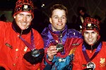 Phillipe Laroche et Lloyd Langlois du Canada clbrent leurs mdailles en ski acrobatique aux Jeux olympiques d'hiver de Lillehammer de 1994. (Photo PC/AOC)