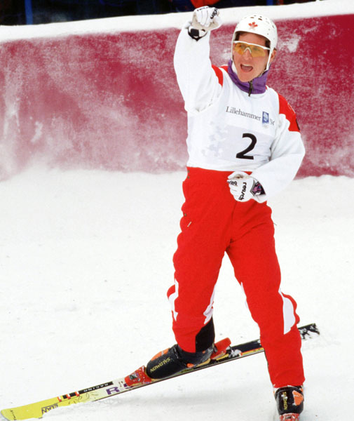 Philippe Laroche du Canada participe  l'preuve de sauts en ski acrobatique aux Jeux olympiques d'hiver de Lillehammer de 1994. (Photo PC/AOC)
