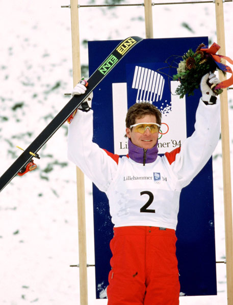 Philippe Laroche du Canada clbre sa mdaille d'argent remporte aux sauts en ski acrobatique aux Jeux olympiques d'hiver de Lillehammer de 1994. (Photo PC/AOC)
