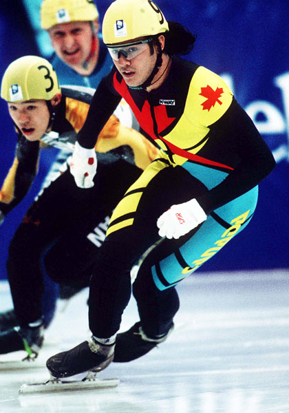 Derek Campbell (9) du Canada participe  l'preuve de patinage de vitesse courte piste aux Jeux olympiques d'hiver de Lillehammer de 1994. (Photo PC/AOC)