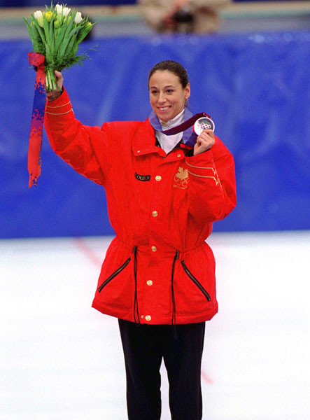 Nathalie Lambert du Canada clbre aprs avoir remport une mdaille d'argent en patinage de vitesse courte piste aux Jeux olympiques d'hiver de Lillehammer de 1994. (Photo PC/AOC)