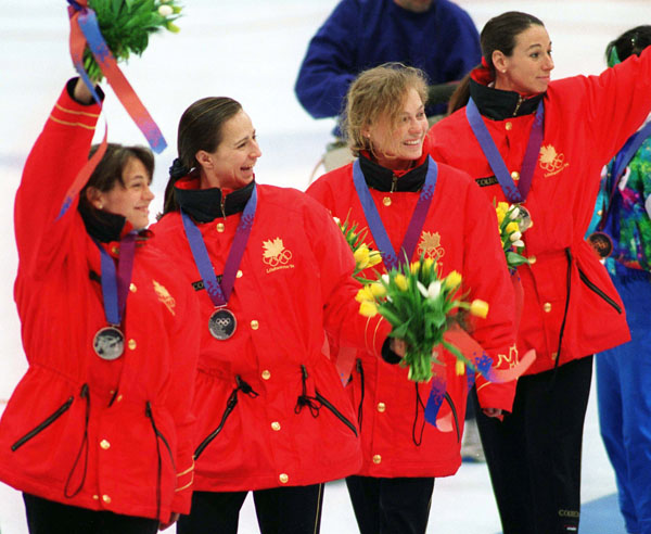 L'quipe fminine de relais en patinage de vitesse courte piste du Canada, Isabelle Charest, Sylvie Daigle, Christine Boudrias et Nathalie Lambert, clbre sa  mdaille d'argent remporte aux Jeux olympiques d'hiver de Lillehammer de 1994. (Photo PC/AOC)