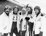 Karen Magnussen du Canada porte le drapeau de la dlgation canadienne aux Jeux olympiques d'hiver de Sapporo de 1972. (Photo PC/AOC)