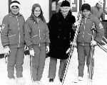 Karen Magnussen du Canada porte le drapeau de la dlgation canadienne aux Jeux olympiques d'hiver de Sapporo de 1972. (Photo PC/AOC)