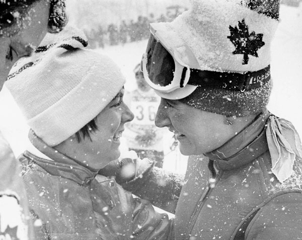 Laurie Kreiner et Nancy Greene ( droite) du Canada participent aux Jeux olympiques d'hiver de Sapporo de 1972. (Photo PC/AOC)