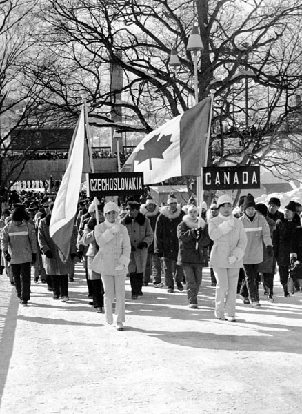 Karen Magnussen du Canada porte le drapeau de la dlgation canadienne lors des crmonies d'ouverture des Jeux olympiques d'hiver de Sapporo de 1972. (Photo PC/AOC)