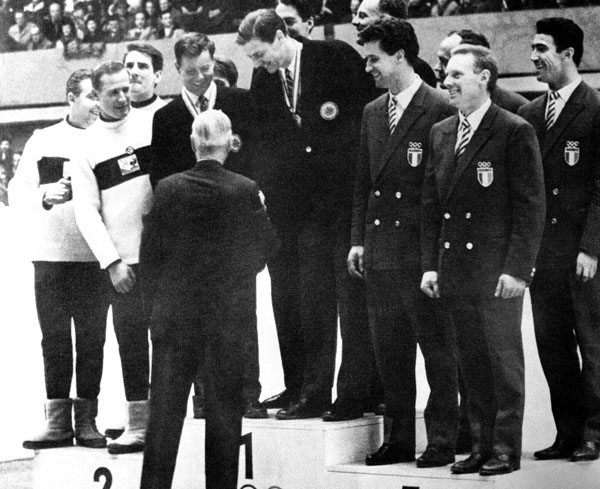 L'quipe de bobsleigh du Canada : Doug Anakin, Vic Emery, John Emery et Peter Kirby (au centre) clbre aprs avoir remport une mdaille d'or aux Jeux olympiques d'hiver d'Innsbruck de 1964. (Photo PC/AOC)