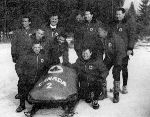 Les membres de l'quipe du bobsleigh--quatre du Canada, John et  Vic Emery (droite), clbrent leur mdaille d'or aux Jeux olympiques d'hiver d'Innsbruck de 1964. (Photo PC/AOC)
