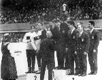 Les membres de l'quipe du bobsleigh--quatre du Canada, John et  Vic Emery (droite), clbrent leur mdaille d'or aux Jeux olympiques d'hiver d'Innsbruck de 1964. (Photo PC/AOC)