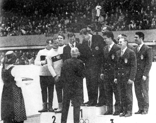 L'quipe du bobsleigh--quatre du Canada : Doug Anakin, Vic Emery, John Emery et Peter Kirby (au centre), clbre sa mdaille d'or aux Jeux olympiques d'hiver d'Innsbruck de 1964. (Photo PC/AOC)