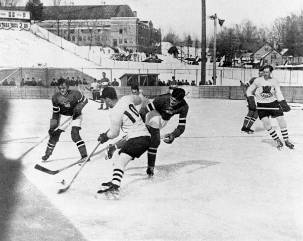 L'quipe de hockey du Canada, reprsent par les Winnipegs (en blanc), affronte les tats-Unis aux Jeux olympiques d'hiver de Lake Placid de 1932. (Photo PC/AOC)