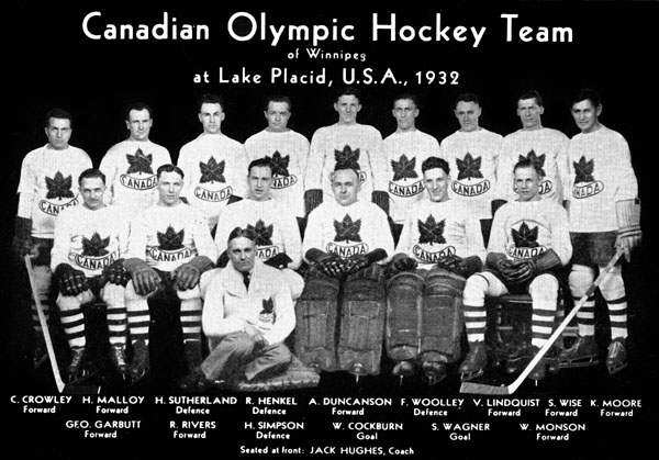 Les Winnipegs, reprsentant le Canada, participent aux Jeux olympiques d'hiver de Lake Placid de 1932, o ils remporteront la mdaille d'or. De gauche  droite (en haut), Clifford Crawley, Norm Malloy, Hugh Sutherland, Roy Hinkel, Albert 