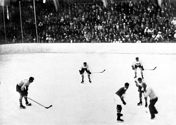 Les Winnipegs (en blanc), reprsentant le Canada, affrontent les tats-Unis au hockey aux Jeux olympiques d'hiver de Lake Placid de 1932, en route vers une mdaille d'or. (Photo PC/AOC)