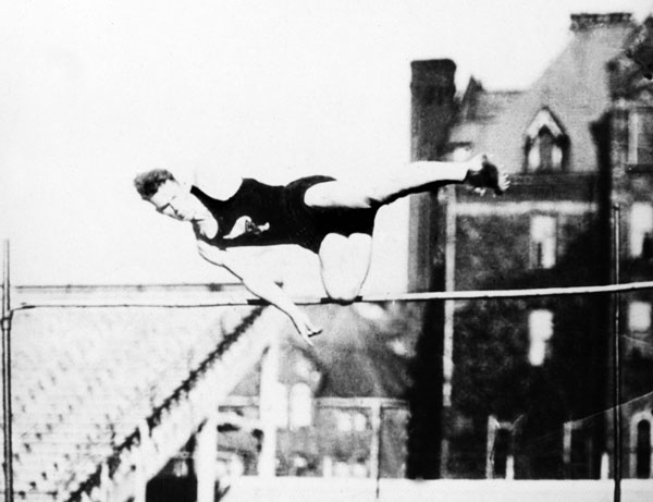 Victor (Vic) Picard du Canada participe  une preuve de saut en hauteur aux Jeux olympiques d'Amsterdam de 1928. (Photo PC/AOC)